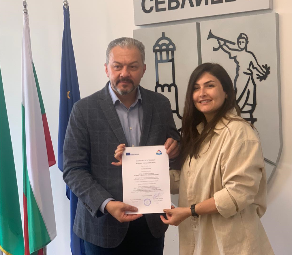 Кметът на Севлиево д-р Иван Иванов връчи сертификати на педагози от чужбина, които успешно завършиха обучение по програма "Еразъм +"